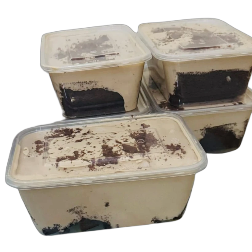 Cake slices with sauce in tubs